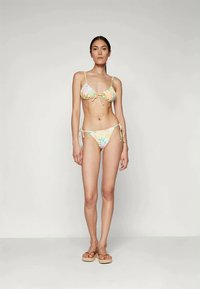 Conjunto de biquíni de duas peças com um padrão floral em tons pastéis, apresentando rosa claro, laranja e verde. Feito de tecido macio com alças ajustáveis.