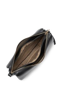 Pochette in pelle nera con cerniera dorata. L'interno presenta una fodera color cammello e diversi scomparti per l'organizzazione. Texture liscia.