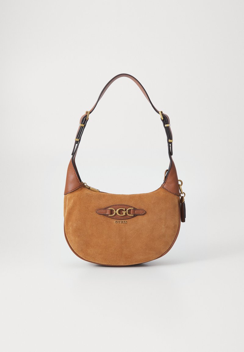 Sac à épaule en daim marron avec un logo en bronze, accents en cuir lisse, sangle réglable et quincaillerie dorée. Forme arrondie et fermeture éclair.