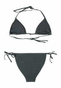 Bikini deux pièces en tissu texturé gris foncé avec haut triangle et bas à nouer sur les côtés, posé à plat sur fond blanc.