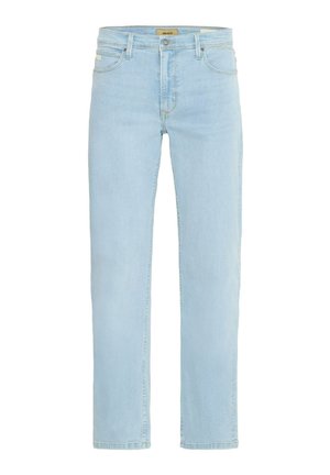 Jean en denim bleu clair avec une coupe droite, un design traditionnel à cinq poches, et une fermeture à bouton en laiton et une fermeture éclair à l'avant.