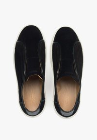 Czarne zamszowe buty wsuwane z białą gumową podeszwą, charakteryzujące się gładkim wykończeniem i bezszwem designem po bokach. Wnętrze wykończone jasnobrązowym materiałem.