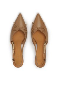 Scarpe slingback in pelle marrone con punta affusolata, caratterizzate da un dettaglio a fiocco, un design con tagli sui lati e particolari in metallo dorato.