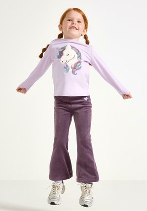 Lila lange mouwen shirt met een pailletten eenhoornontwerp, gecombineerd met paarse flared broeken van zachte stof. Gedetailleerd hart op de broeken.
