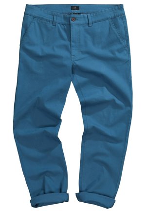 Chinos azules de algodón, con una textura suave, cierre de botón y puños enrollados. Se pueden ver los bolsillos laterales y traseros.