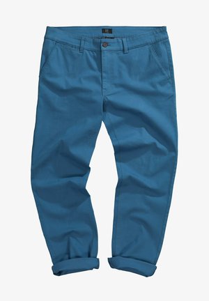 Blaue Chinos aus Baumwolle mit glatter Textur, Knopfverschluss und aufgerollten Säumen. Seiten- und Gesäßtaschen sind sichtbar.