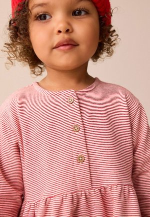 Abito a righe rosse e bianche con scollo rotondo, dettagli con bottoni e vita arricciata. Tessuto morbido con una vestibilità comoda per i bambini.