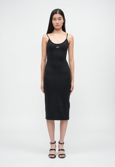 Rochie midi neagră, ajustată, cu bretele subțiri și logo-ul "OFF" în alb. Textură netedă și siluetă elegantă. Sandale negre cu bretele completează lookul.