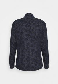 Camicia a maniche lunghe blu scuro con un motivo di testo su tutta la superficie in diverse tonalità, dotata di colletto e polsini abbottonati.