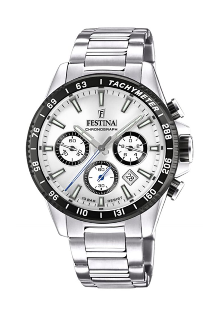 Montre chronographe avec un bracelet en acier inoxydable, un cadran blanc, une lunette tachymétrique noire, trois sous-cadrans, et des accents bleus et noirs.