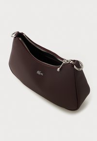 Burgundská nylonová kabelka s elegantním designem, stříbrným zipem a jemným logem. Vyznačuje se strukturovaným povrchem a zaobleným siluetou.