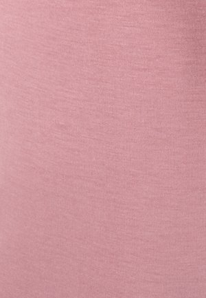 Tejido rosa claro con una textura suave y un ligero acanalado, que muestra variaciones sutiles en el color y un estiramiento uniforme en toda su superficie.