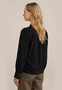 WE Fashion Užsagstoma palaidinė - black