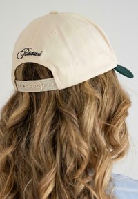 PROHIBITED CONTRAST  - Kapa - off white green