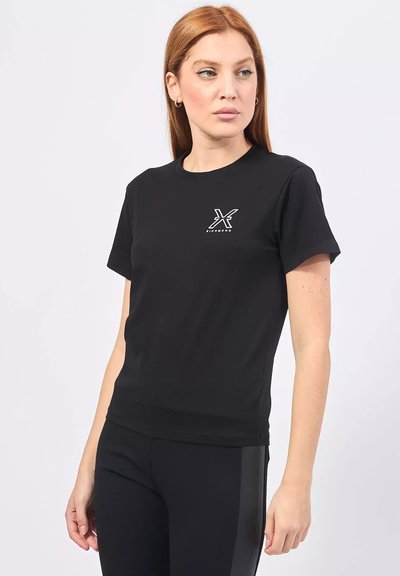 T-shirt nera a maniche corte realizzata in tessuto morbido con stampa del logo bianco sul petto sinistro; design aderente e scollo tondo.