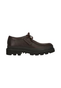 Chaussure en cuir marron foncé à lacets avec semelle noire épaisse crantée, couture moc toe et petite étiquette de marque sur le côté.