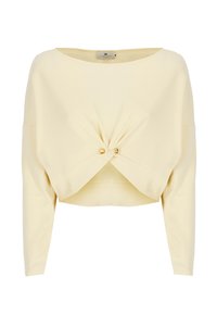 Top giallo corto realizzato in tessuto liscio, con scollo a barca, maniche lunghe e un dettaglio frontale intrecciato accentuato da hardware dorato.