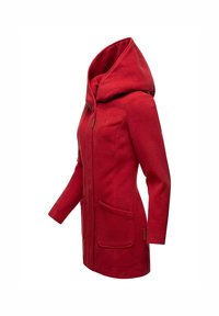 Manteau en mélange de laine rouge avec une grande capuche, des poches latérales, des manches longues et une fermeture éclair. Présente un accent logo subtil sur la poitrine.