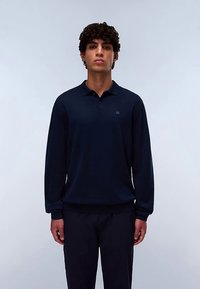 Marineblauw poloshirt met lange mouwen, een kraag, knoopsluiting en een klein logo aan de bovenkant links. Gladde stof en een aansluitend ontwerp.