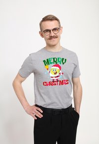 Henry Tiger SPONGEBOB SQUAREPANTS MERRY CHRISTMAS SANTA SPONGEBOB - Camiseta estampada - melange grey