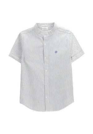 Biała koszula z krótkim rękawem, cienkie pionowe niebieskie paski, kołnierzyk mandaryński, guziki z przodu oraz małe niebieskie haftowane logo na piersi.
