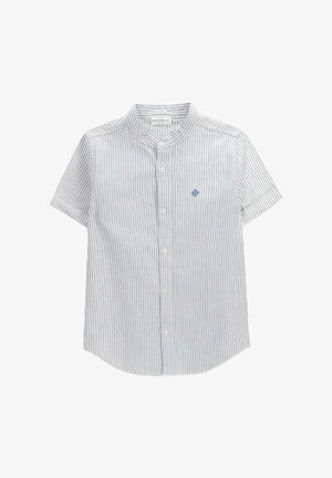 Biała koszula z krótkim rękawem, cienkie pionowe niebieskie paski, kołnierzyk mandaryński, guziki z przodu oraz małe niebieskie haftowane logo na piersi.