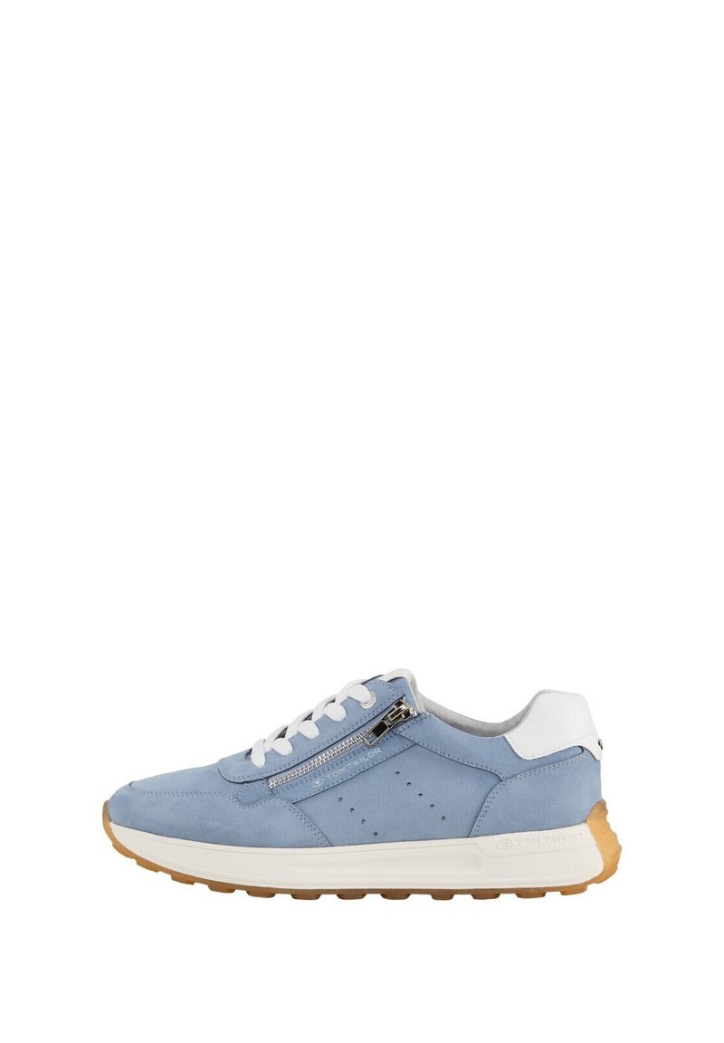 Lichtblauwe suède sneaker met witte accenten, voorzien van een ritssluiting aan de zijkant, geperforeerde details en een bruin rubberen zool.