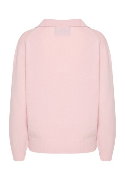 Ružičasti pleteni pulover s ovratnikom, rebrastim manžetama i rubom, s glatkom teksturom i slobodnim krojem. Stražnja strana prikazuje minimalne detalje.