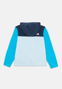 Felpa con cappuccio in blu, blu navy e azzurro con una texture morbida. Presenta un logo sulla schiena, maniche a contrasto e una vestibilità classica.