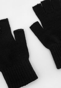 Guanti senza dita neri, lavorati a maglia, con polsini a coste. Il tessuto mostra una texture morbida, e le punte delle dita sono tagliate per una maggiore destrezza.