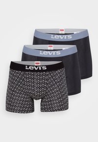 Tri para Levis bokserica: jedan s crno-bijelim geometrijskim uzorkom, jedan jednodijelni crni i jedan jednodijelni tamno sivi, svi s brendiranim pojasom.