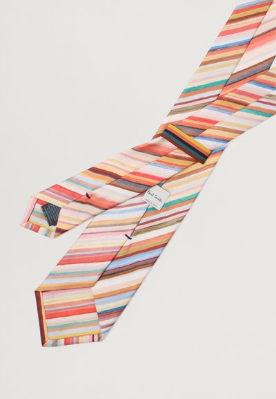 Gravata de seda riscada com cores vibrantes como rosa, azul e castanho, com uma textura suave e um formato afunilado, etiquetada com a marca.