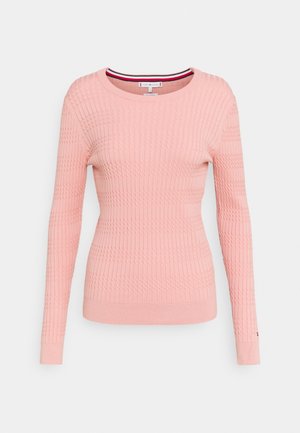 Pull en maille rose clair à manches longues avec motifs texturés verticaux et diagonaux, poignets et ourlet côtelés, et encolure ronde avec bordure intérieure rayée.