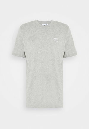 Jasnoszara koszulka Adidas z krótkimi rękawami i małym białym logo Adidas po lewej stronie klatki piersiowej.