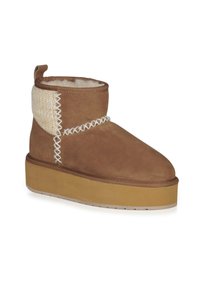 Stivale alla caviglia in suede marrone con fodera morbida, cuciture decorative bianche e suola in gomma con piattaforma. Presenta un dettaglio in maglia accentuato nella parte superiore.
