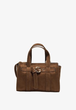 Braune Wildlederhandtasche mit zwei kurzen Griffen, vertikalen Riemen und einer dekorativen goldenen Schnalle vorne in der Mitte.