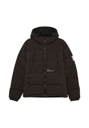 Ung person med brunt hår i en knold iført en sort dunjakke med hætte og lynlåslommer, der kigger let til siden.