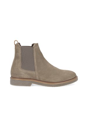 Bottines en daim taupe avec panneaux élastiques sur les côtés et une languette de tirage. Accents en cuir brun clair et semelle en caoutchouc texturé gris.