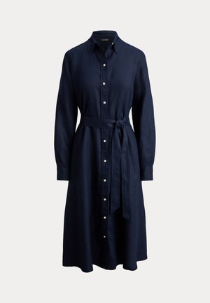 Vestido camisa de lino azul marino con mangas largas, cuello, botones en la parte delantera y cinturón en la cintura. Textura suave con un ajuste relajado y detalles de botones.