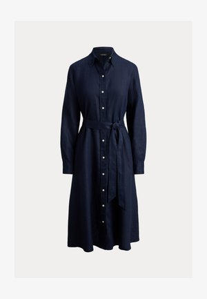 Vestido camisa de lino azul marino con mangas largas, cuello, botones en la parte delantera y cinturón en la cintura. Textura suave con un ajuste relajado y detalles de botones.