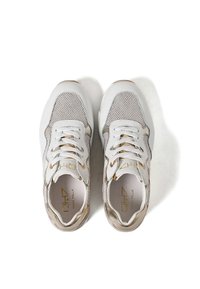 Sneakers bianchi con tomaia in rete e pelle. Presentano dettagli in oro, punta tonda e design con lacci. Lati testurizzati e colletto imbottito.