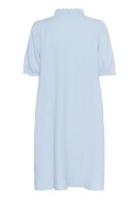 Rochie de culoare albastru deschis, până la genunchi, cu mâneci scurte tip puff, dintr-un material texturat și cu un guler volanat. Are o croială lejeră pentru confort.