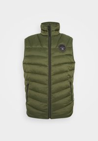 Groene puffer vest met een hoge kraag, horizontale gestikte patronen, een rits aan de voorkant en zijzakken. Bevat een rond zwart logo-embleem.