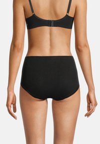 Mutande alte nere senza cuciture con texture liscia e vita elastica, caratterizzate da cuciture minime e una vestibilità aderente.