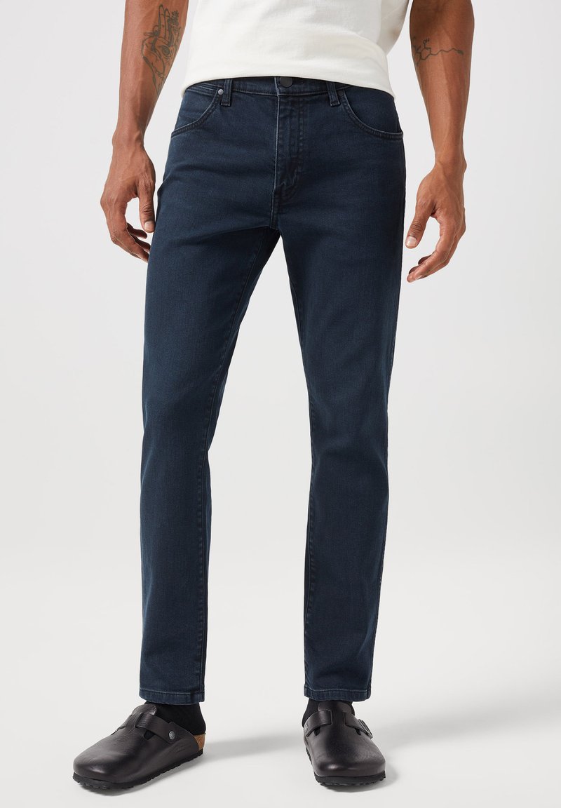 Wrangler - LARSTON - Jeans Tapered Fit - cloudy skies, Förstora