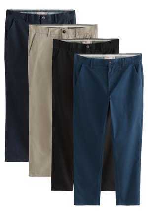 Vier paar herenbroeken met een platte voorkant in marineblauw, beige, zwart en blauw, netjes overlappend gerangschikt op een witte achtergrond.