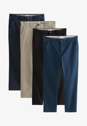 Vier paar herenbroeken met een platte voorkant in marineblauw, beige, zwart en blauw, netjes overlappend gerangschikt op een witte achtergrond.