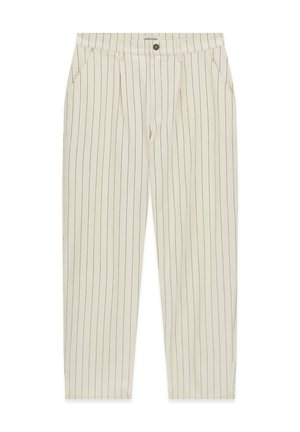 Pantaloni beige con sottili righe verticali nere, bottone e zip frontali, tasche laterali e passanti per cintura, con etichetta interna sulla vita con scritto "Guess Jeans".