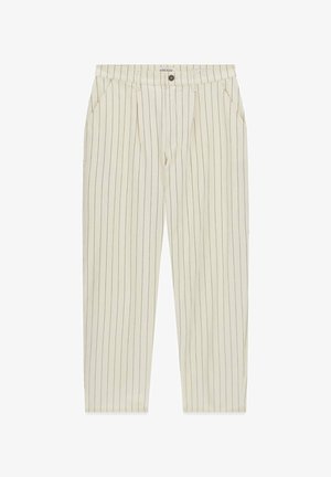 Pantaloni beige con sottili righe verticali nere, bottone e zip frontali, tasche laterali e passanti per cintura, con etichetta interna sulla vita con scritto "Guess Jeans".