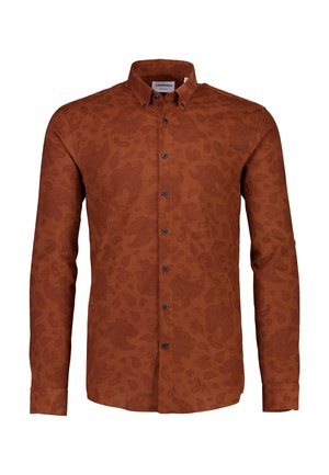 Chemise marron à manches longues avec un motif cachemire, devant à boutons et col classique. Tissu texturé avec des boutons foncés.